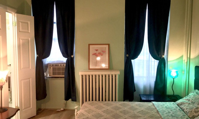 McGinley Square Appartement | Renovated apt with lots of light bonus den close to path