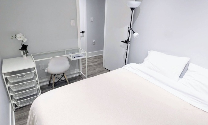 Woodbine - Lumsden Maison | Cozy Bsmt Apartment w/ Parking & Patio - 20mins to Downtown & Beach