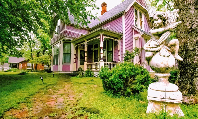 Eureka Springs Historic District Lit Et Petit-Déjeuner | Cozy, Budget-Friendly Eurekan Room in Historical B&B for Solo Travel-The Peddler