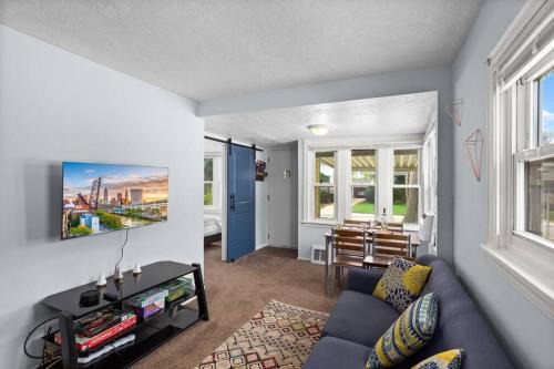 Euclid Maison | Cozy Bungalow 10 Min to DTWN CLE