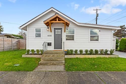 South Tacoma Maison | Cozy Bungalow Home 2br, 1ba - 9 min to Tacoma Dome