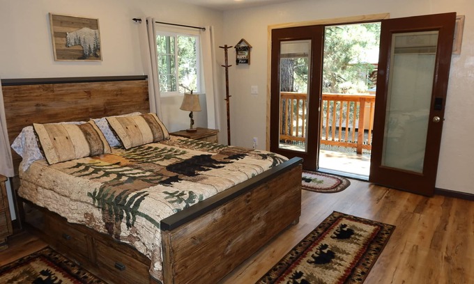 Sugarloaf Cabine | Cozy Cabin, 4 Beds-Dog friendly-15min Drive to to Ski Resort, Fenced yard
