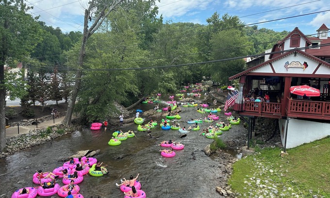 Cleveland Cabine | Cozy Cabin 3 pools, diner, Horses, Clubhouse, Trails, 5 miles to Helen tubing