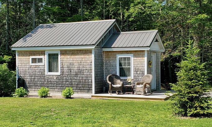 Belfast Cabine | Cozy Cabin By The Pond, Sleeps 2