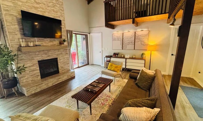 Lake Ariel Maison | Cozy Cabin Escape w. Fireplace + Fire Pit