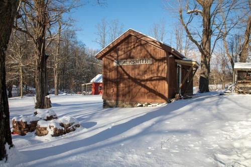 Montgomery Chalet De Ski | Cozy Cabin Gateway with Pool and Firepit