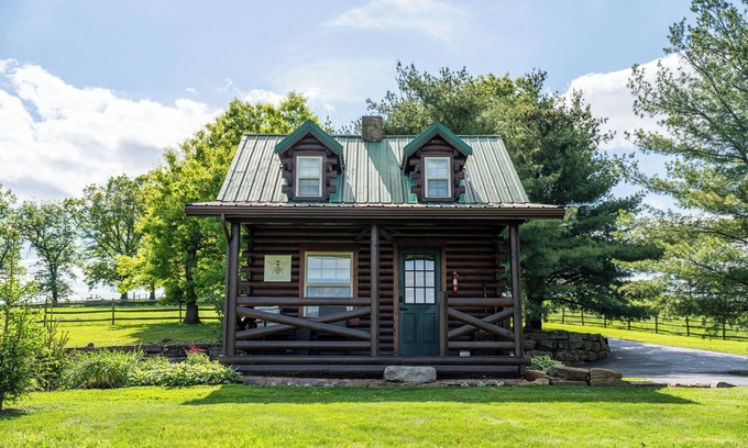 Millersburg Cabine | Cozy cabin in Amish country with hot tub and jacuzzi