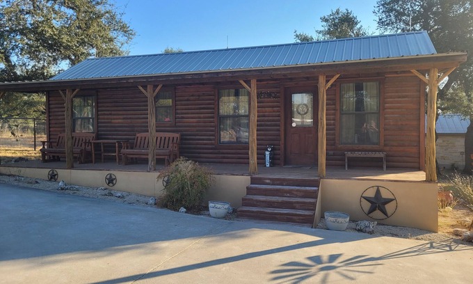 Bulverde Cabine | Cozy cabin in beautiful Bulverde Texas with AC, WiFi