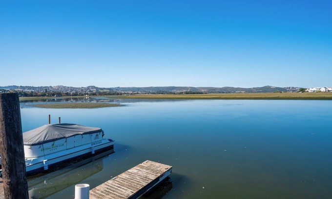 Old Place Cabine | Cozy cabin in beautiful Knysna South Africa by the lagoon with WiFi, heated pool