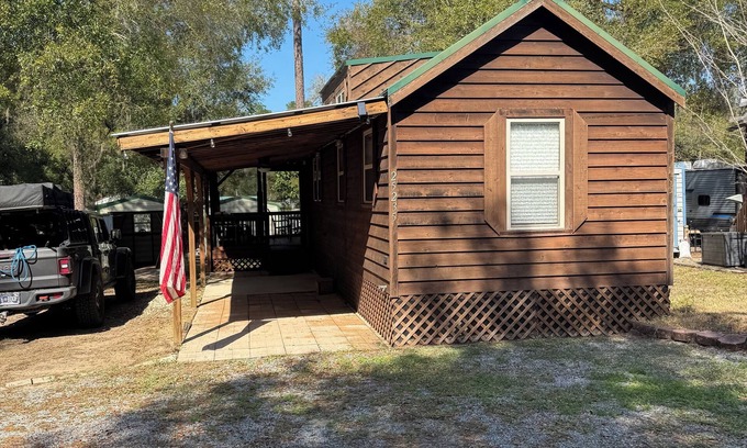 Fort McCoy Cabine | Cozy cabin in charming Salt Springs Resort with WiFi and a screened in porch