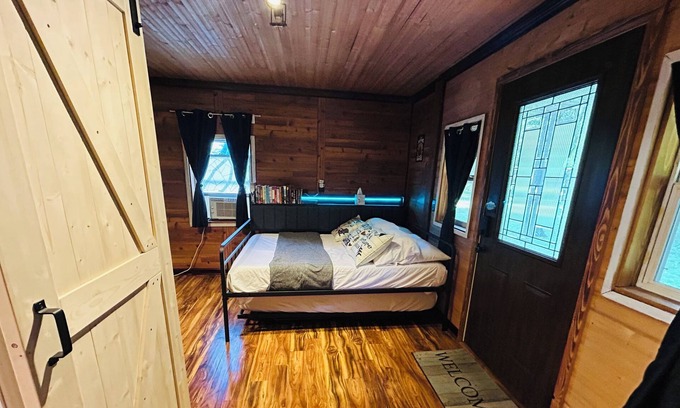 Fenton Cabine | Cozy cabin in charming Fenton near Cider Mills and Trails! Dog friendly!