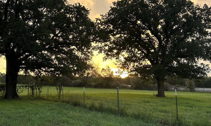 Glen Rose Cabine | Cozy cabin in Glen Rose with AC, WiFi, Close to all major attractions!