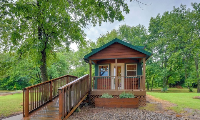 Sallisaw Cabine | Cozy Cabin in Sallisaw w/ Patio: Pets Welcome!