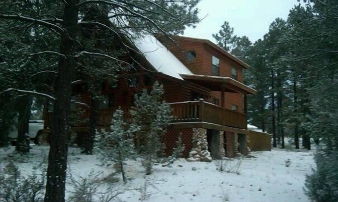 Overgaard Cabine | Cabine confortable dans les montagnes blanches de l'Arizona se trouve sur un acre de terre!