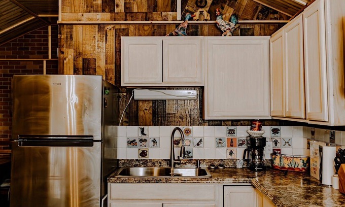 Alpine Cabine | Cozy cabin in welcoming Alpine with AC, WiFi