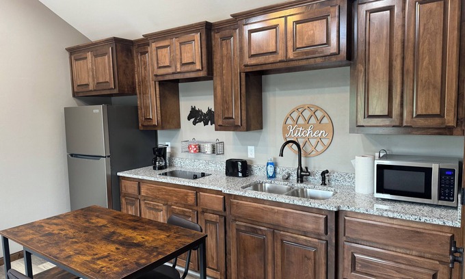 Lawton Cabine | Cozy cabin near Medicine Park with AC, WiFi