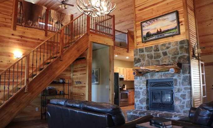 Huntsville Cabine | Cozy cabin nestled in the Ozarks with beautiful views from the front porch.