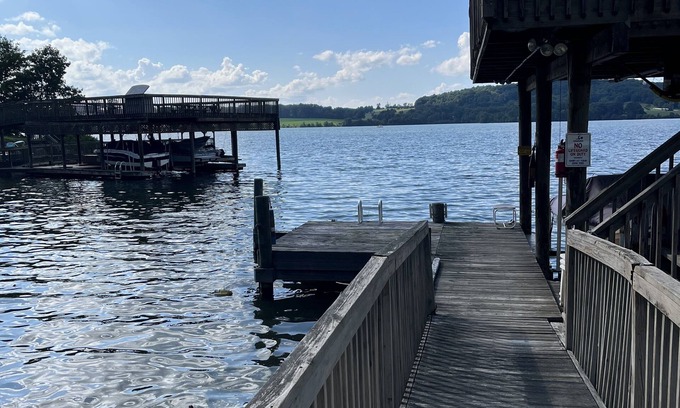 Radford Cabine | Cozy Cabin on Claytor Lake close to Radford and Blacksburg