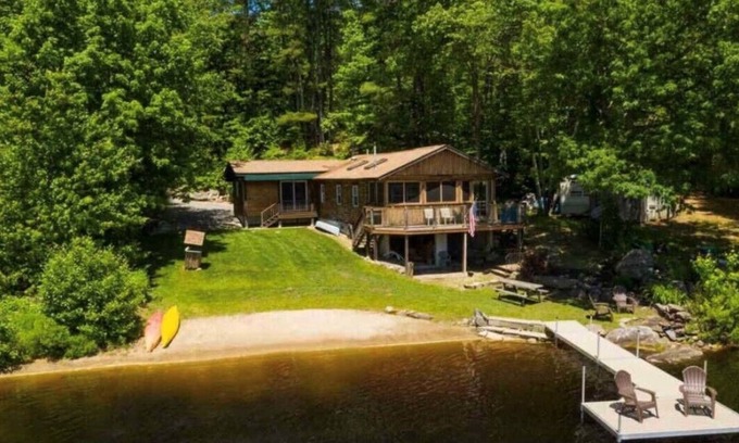 Barrington Cabine | Cozy Cabin on Private Lakeside Beach