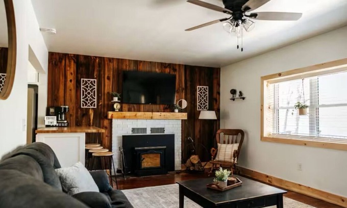 Laurelton Cabine | Cozy Cabin on the Creek with Hot Tub!