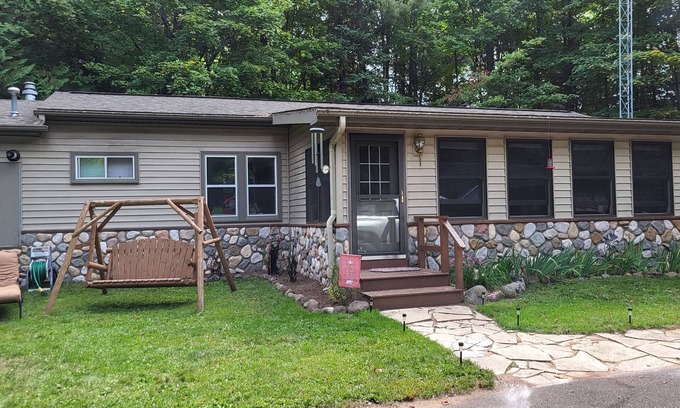 Land O Lakes Maison | Cozy cabin outside of Land 'O Lakes -on snowmobile/UTV trail near Cisco Chain