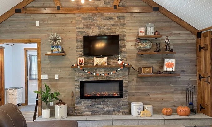 Hazel Green Cabine | Cozy Cabin Retreat located just minutes to Galena, IL & DBQ, IA