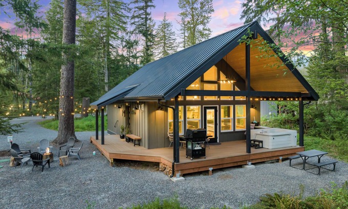 Paradise Estates Cabine | Cozy cabin retreat w/hot tub less than 5 mi to Mt Rainier NP