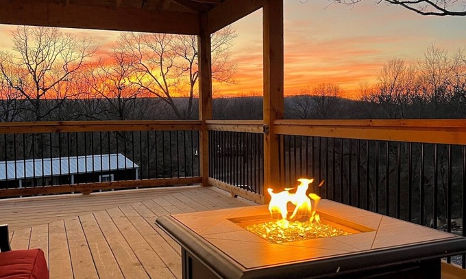 Park Hill Maison | Cozy cabin SLEEPS 15 on Lake Tenkiller!