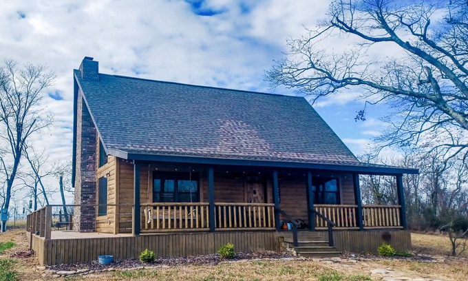 Deer Cabine | Cozy cabin w/firepit - 3 mi from Glory Hole!