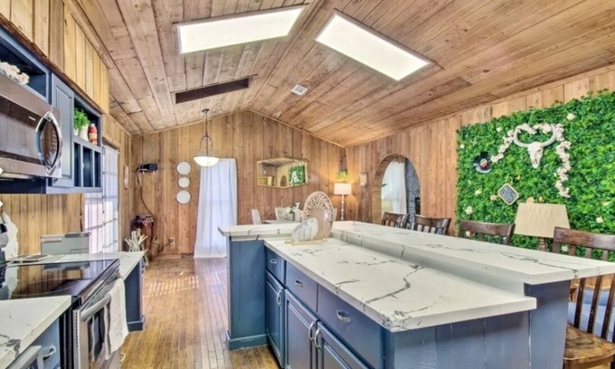 Sanatorium Cabine | The Cozy Cabin with Hot Tub and Putting Green
