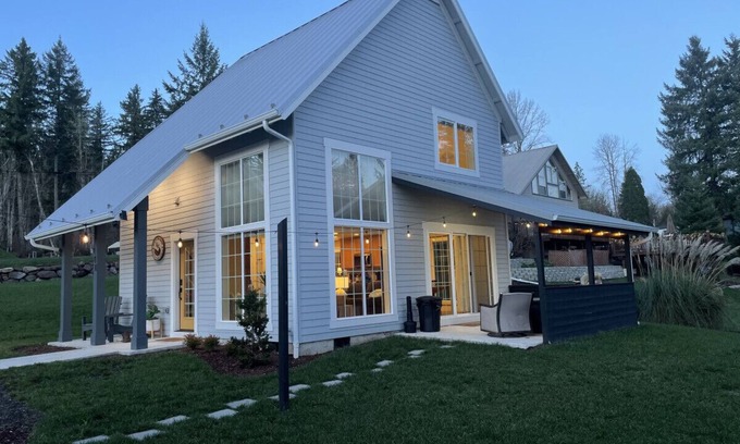 Silver Creek Chalet De Ski | Cozy Cabin Walk to lake Hot tub Bikes Kayaks Grill