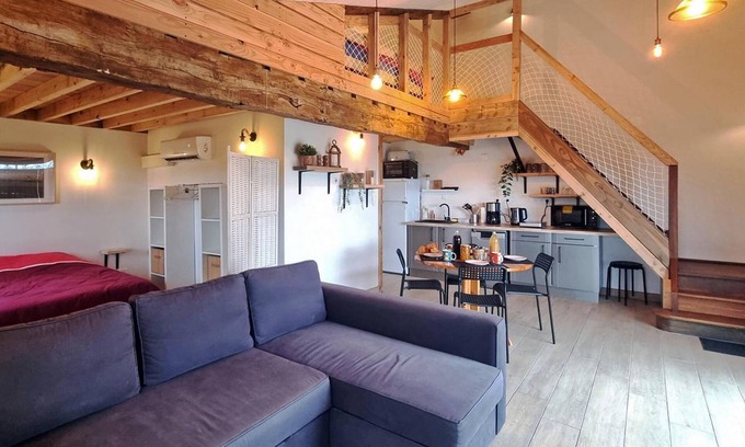 Pouilly-les-Feurs Cottage | Gîte cosy avec terrasse privée dans la campagne des Monts du Lyonnais, animaux acceptés
