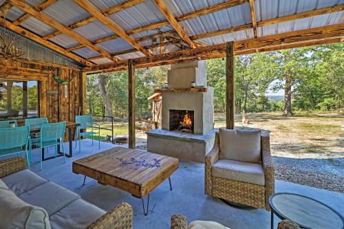 Elizabeth Maison | Cozy Cabin with Backyard Oasis 11 Mi to Marina