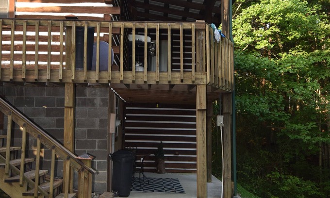 Woodbine Cabine | Cozy cabin with Full Kitchen on a pond in charming Corbin
