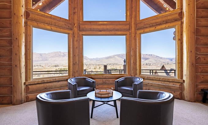 Ogden Cabine | Cozy Cabin with Views, Four King Beds & Hot Tub!