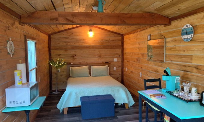 Watkins Glen Cabine | Cozy cabin with WiFi and AC in serene Watkins Glen.
