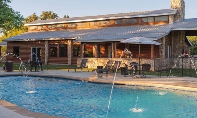 La Hacienda Estates Cabine | Cozy cabin with WiFi, fitness room in cool Austin