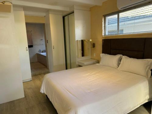Parow North Appartement | Cozy Calm Apartment with Pool