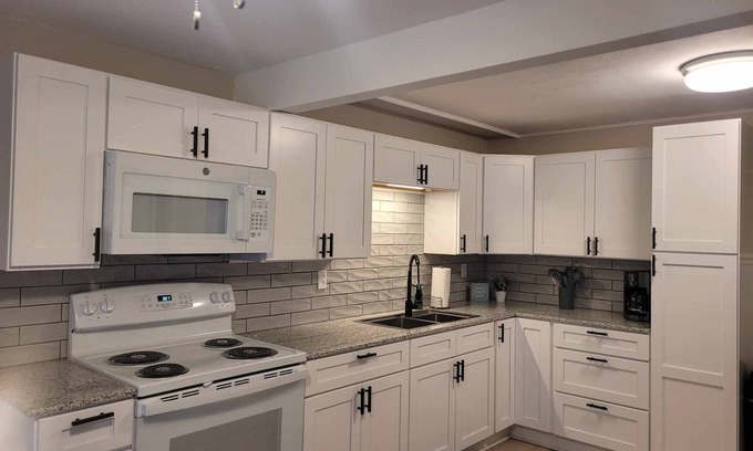 Lindbergh Lawns Maison | Cozy Cape convenient to Fairgrounds, Downtown,Hospitals,Amphitheater & much more