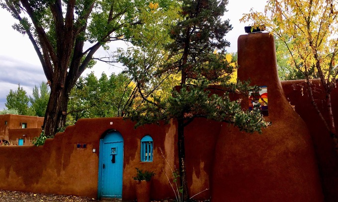 Taos Copropriété | La Cosy Casa Carmelita dispose d'une cheminée Brilliant Kiva, d'un patio unique et d'un jacuzzi.