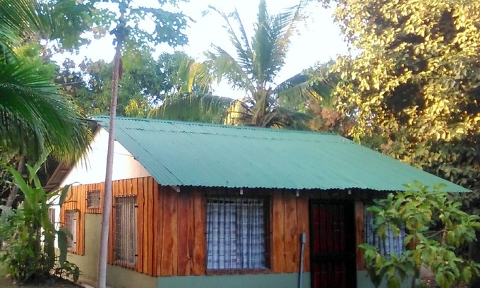 Paquera Maison | Casita confortable avec eau chaude et AC, plages à proximité, Ferry Paquera et ville!