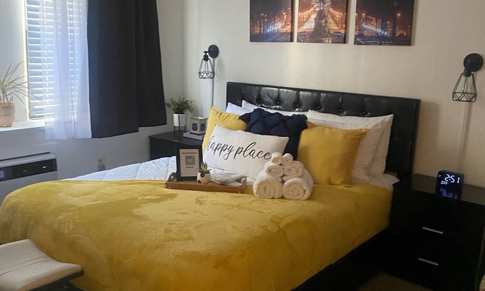 Center City Appartement | Cozy -Center of Attention- w/fireplace, free laundry & full kitchen