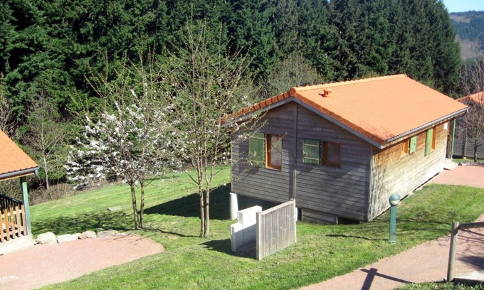 Les Noes Cottage | Chalet confortable avec terrasse privée, proche nature, sports et loisirs, animaux acceptés.