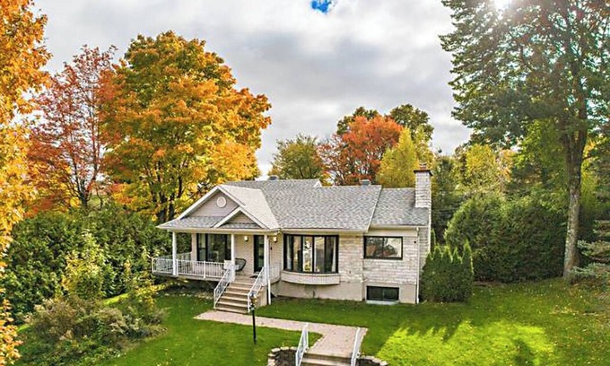 Lac-Brome Chalet De Ski | Cozy chalet overlooking Lac-Brome