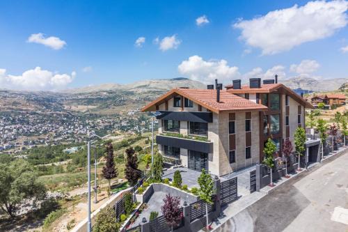 Mzaar Kfardebian Appartement | Cozy Chalet Stay with AC