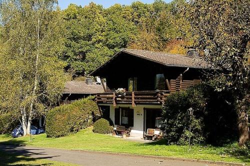 Schoenecken Chalet De Ski | Cozy chalet with fireplace located in wooded area
