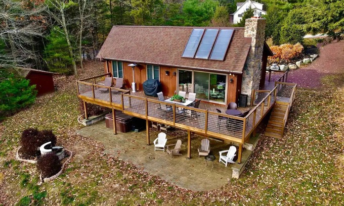 Aquashicola Chalet De Ski | Cozy chalet with hot tub and ski resort view