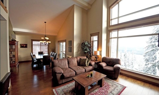 Snow Pine Estates Copropriété | Spacieux 3 chambres + mezzanine avec une vue magnifique sur les montagnes Monashee