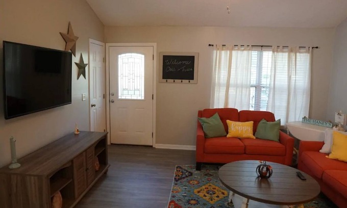 Doctors Inlet Maison | Cozy Charming Country Farm Home