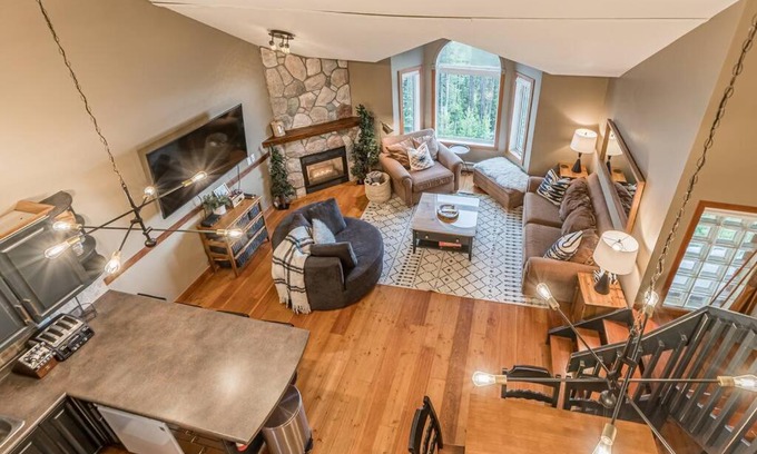 Big White Ski Resort Appartement | Cozy Chateau Styled Top Floor-2 Story Condo, True Ski-in/ Ski-out